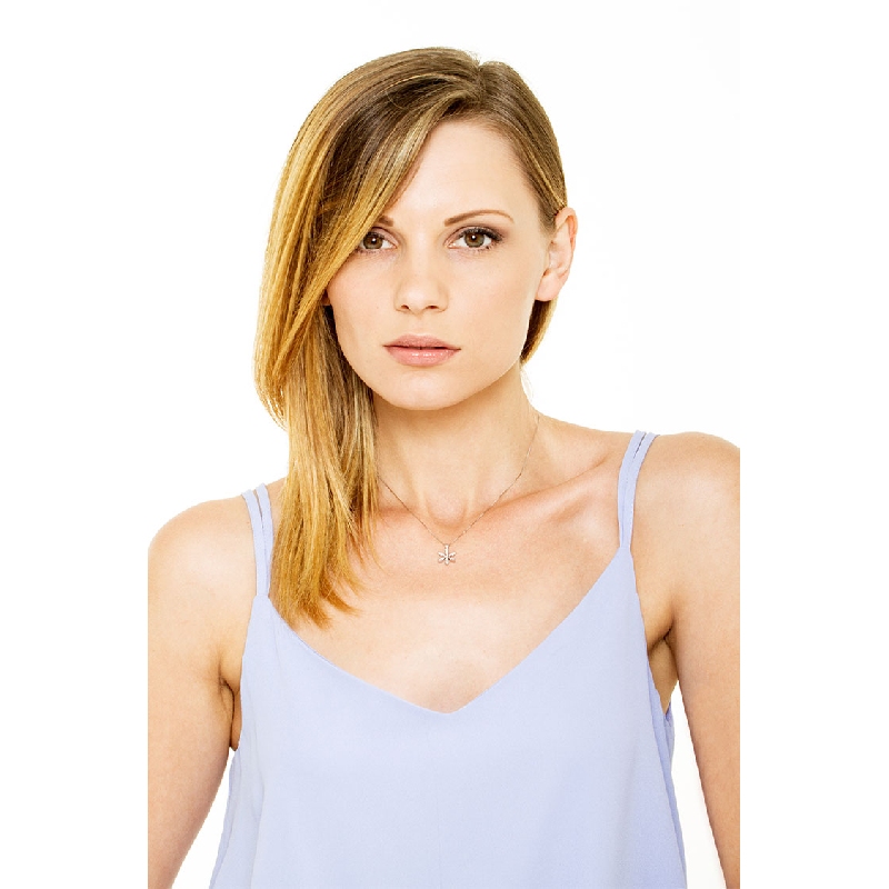 Collar en Oro Blanco 18k con Flor y Diamantes Brillantes Collar en Oro Blanco 18k con Flor y Diamantes Brillantes