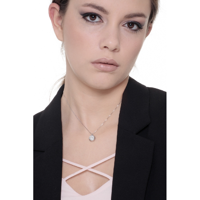 Collar en oro blanco 18k con colgante redondo pavé de diamantes