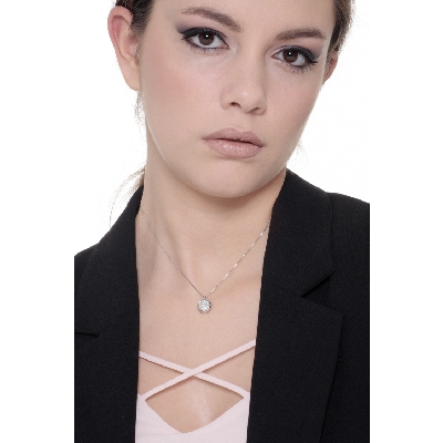 Collar en oro blanco 18k con colgante redondo pavé de diamantes