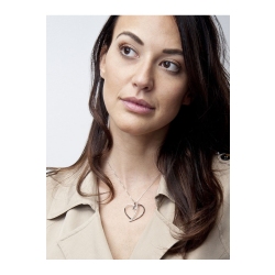 Collar en oro blanco 18k con colgante corazón y diamantes blancos y negros 2