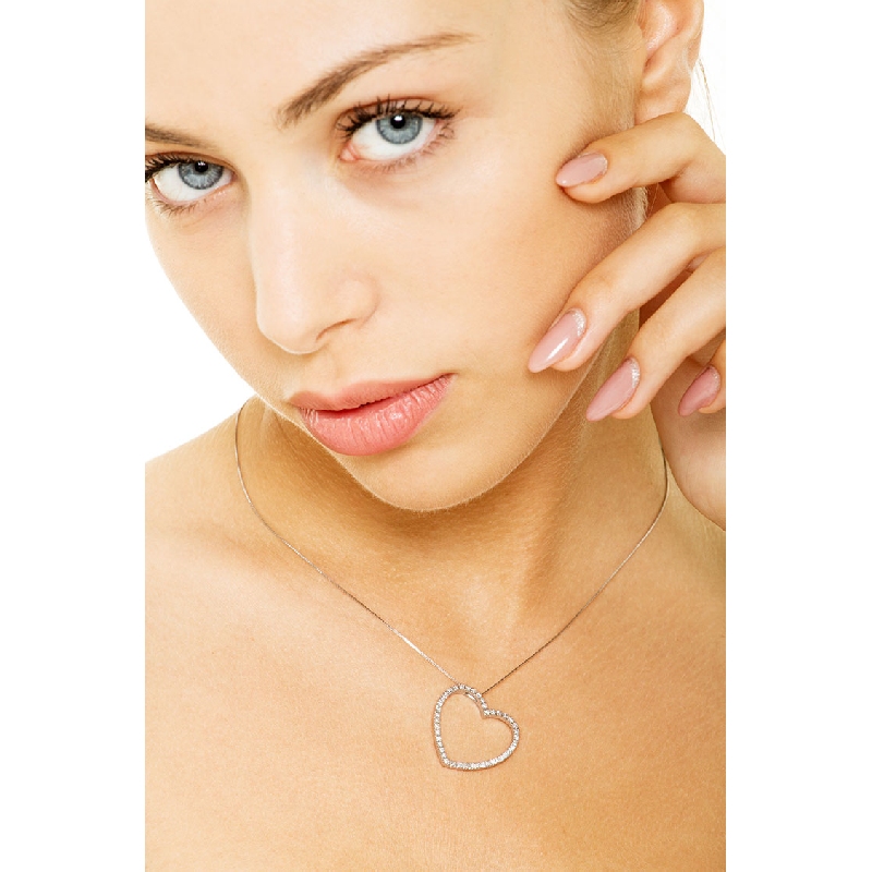 Collar en oro blanco 18k con colgante corazón y diamantes