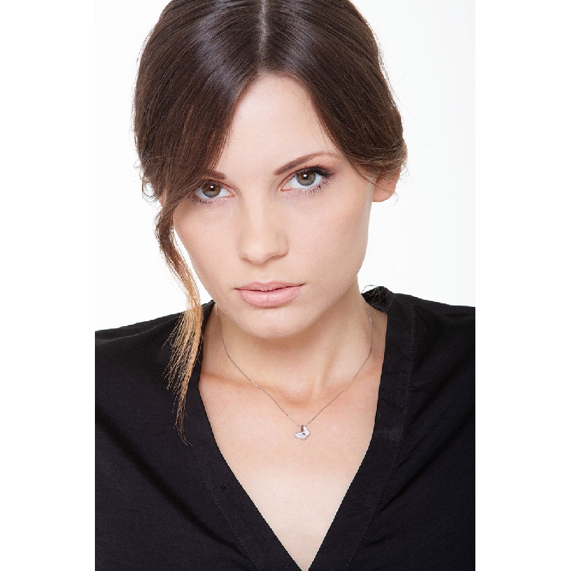 Collar con colgante en forma de mariposa en oro blanco 18k con diamantes Collar con colgante en forma de mariposa en oro blanco 18k con diamantes