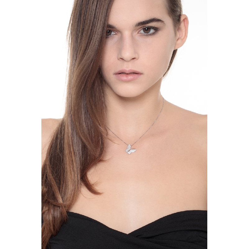 Collar en oro blanco 18k con colgante mariposa y diamantes 15 mm
