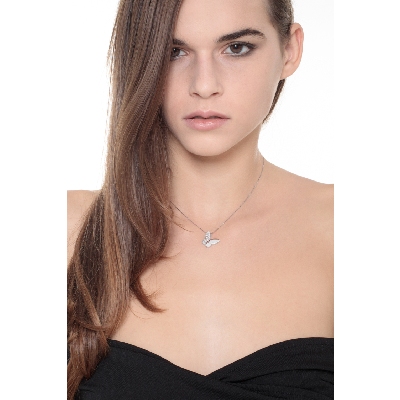 Collar en oro blanco 18k con colgante mariposa y diamantes 15 mm