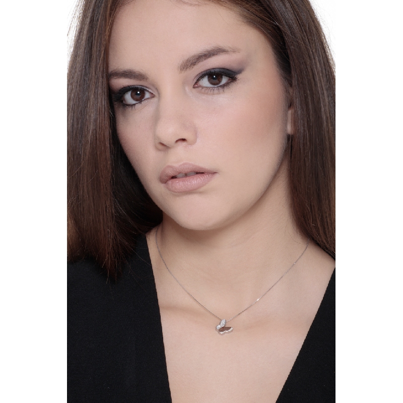 Collar en oro blanco 18k con colgante mariposa y diamantes 12 mm