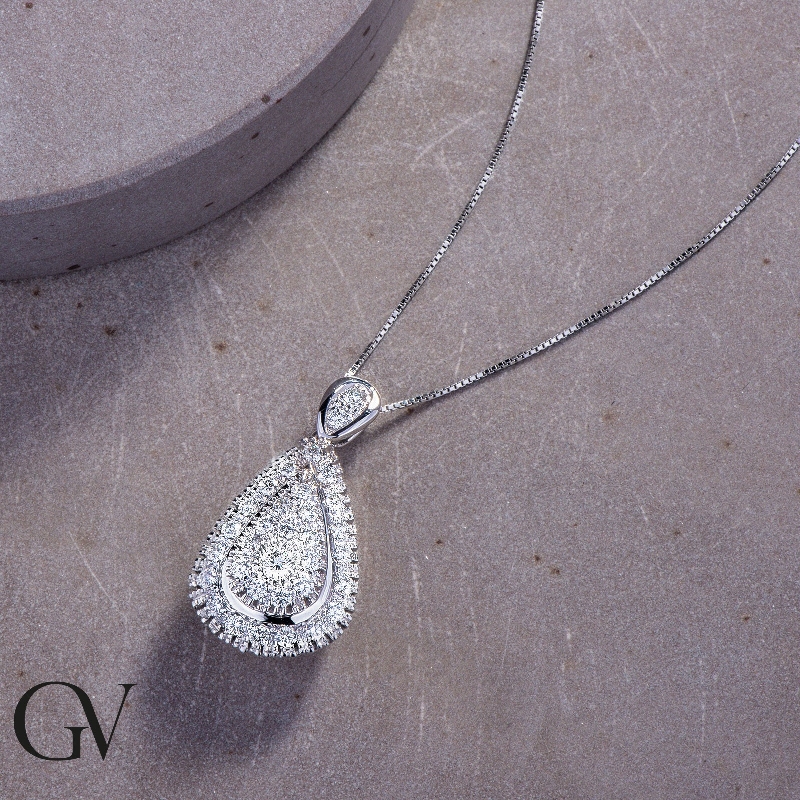 Collar en oro blanco 18k con diamantes gota  Collar en oro blanco 18k con diamantes gota