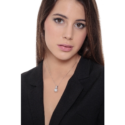 Collar en oro blanco 18k con diamantes perla natural cultivada