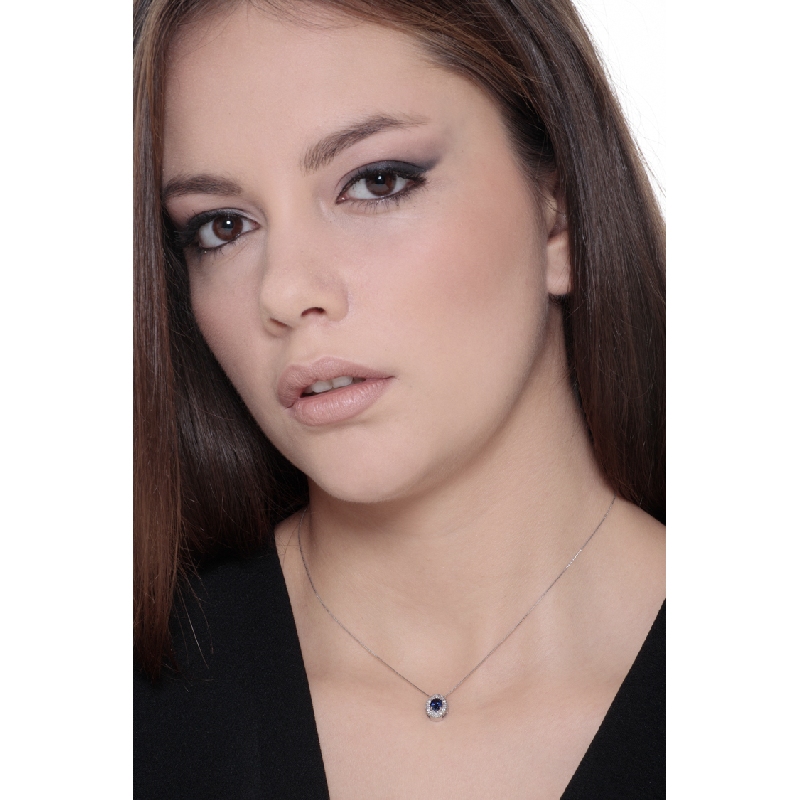 Collar con zafiro azul talla ovalada y diamantes laterales