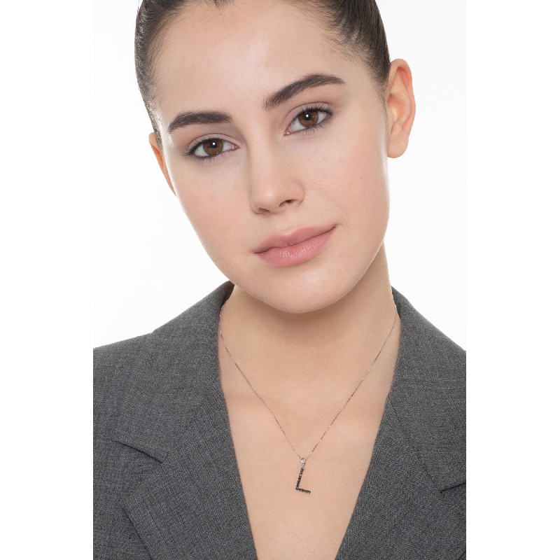 Collar de oro blanco de 18 quilates con colgante letra L grabada y diamantes negros