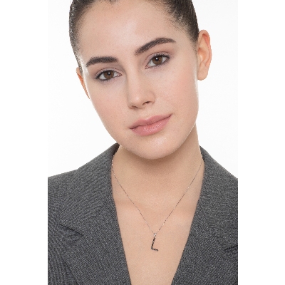 Collar de oro blanco de 18 quilates con colgante letra L grabada y diamantes negros