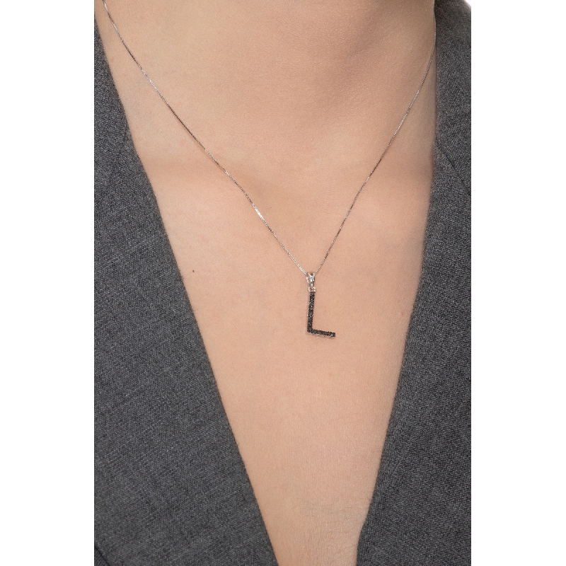 Collar de oro blanco de 18 quilates con colgante letra L grabada y diamantes negros