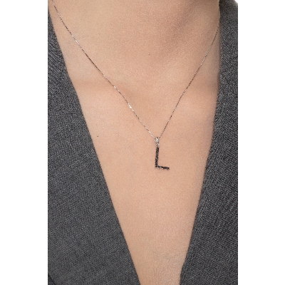 Collar de oro blanco de 18 quilates con colgante letra L grabada y diamantes negros