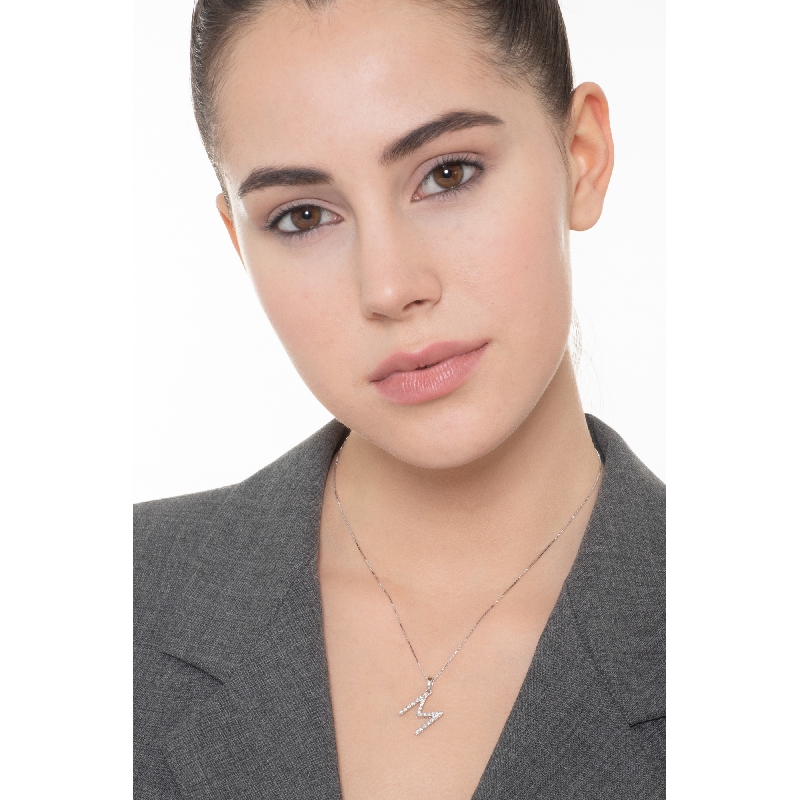 Cadena en oro blanco 18k con colgante letra M y diamantes