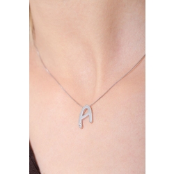 Collar con colgante de letra A de oro con diamante 2
