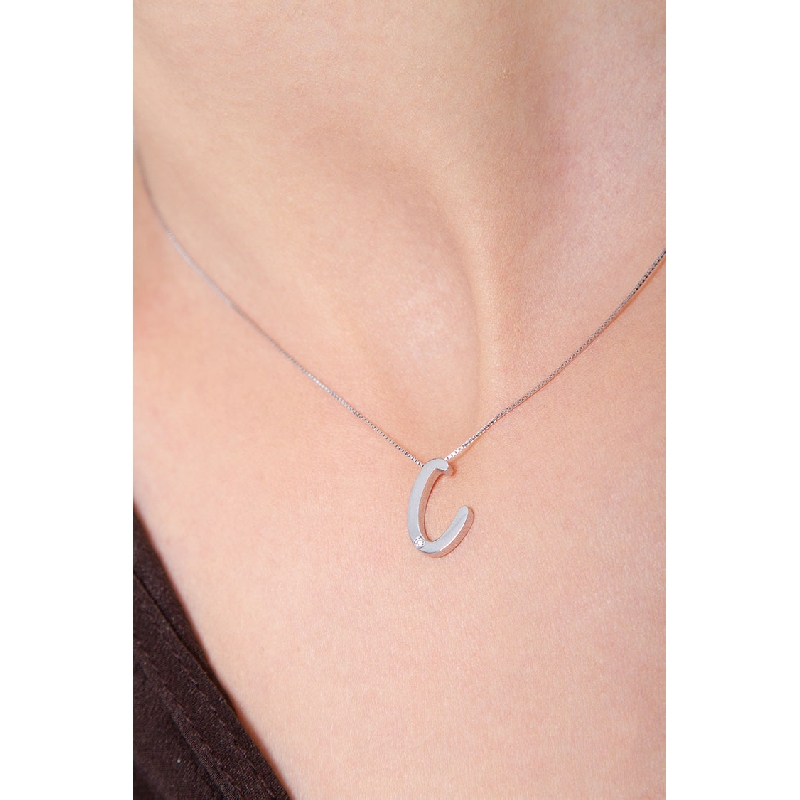 Collar en oro blanco 18k con letra C y diamante  Collar en oro blanco 18k con letra C y diamante