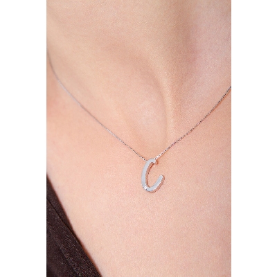  Collar en oro blanco 18k con letra C y diamante