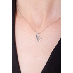 Collar con colgante de letra E de oro con diamante 2