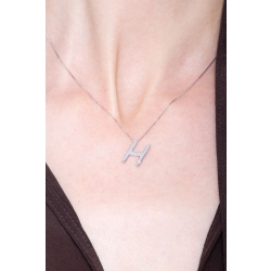 Collar en oro blanco de 18 quilates co letra H 2