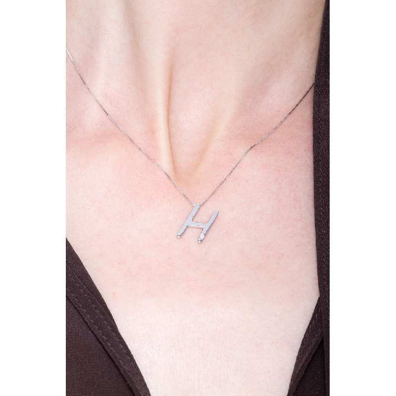Collar en oro blanco de 18 quilates co letra H Collar en oro blanco de 18 quilates co letra H