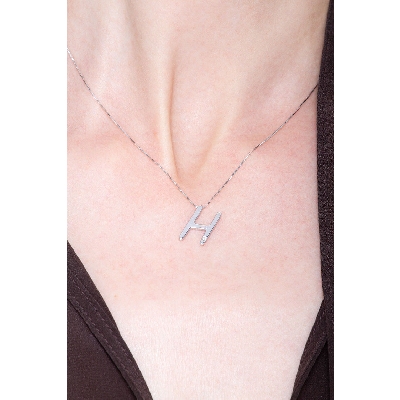 Collar en oro blanco de 18 quilates co letra H