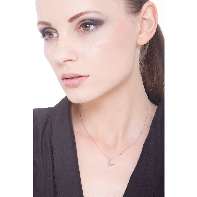 Collar en oro blanco 18 quilates con letra C y diamante