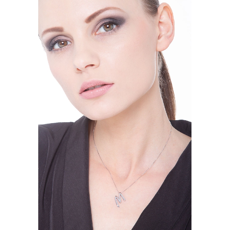 Collar oro blanco 18k letra M diamante