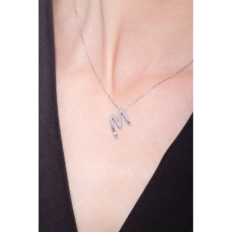 Collar oro blanco 18k letra M diamante