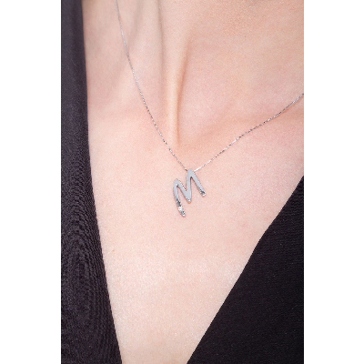 Collar oro blanco 18k letra M diamante