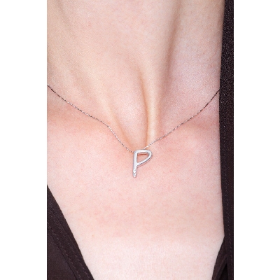 Collar con colgante de letra P de oro con diamante