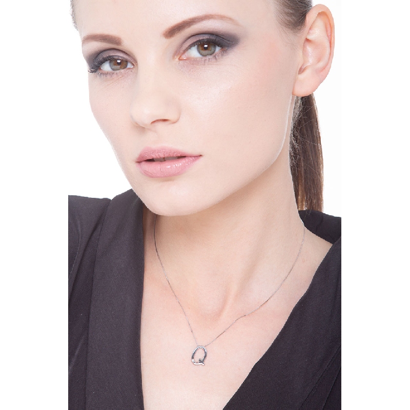 Collar oro blanco 18k letra Q diamante