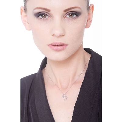 Collar con colgante de letra S de oro con diamante