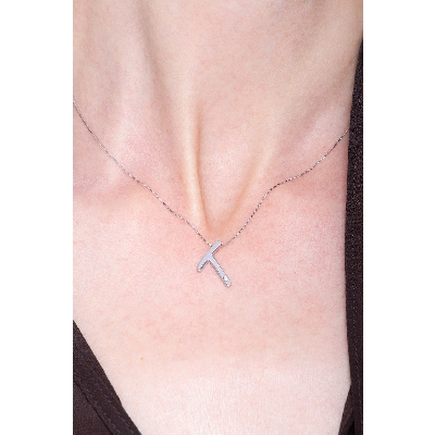 Collar con colgante de letra T de oro con diamante