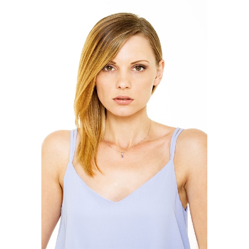 Collar de oro blanco de 18 quilates con colgante de amatista ovalada y diamantes