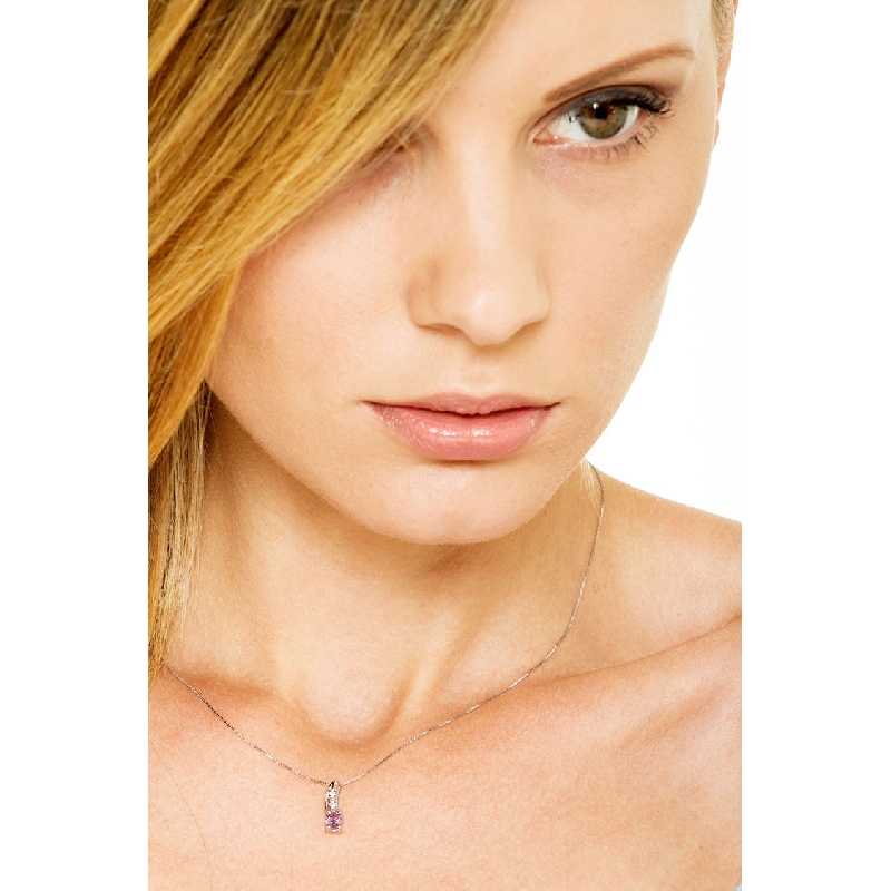 Collar de oro blanco de 18 quilates con colgante de amatista ovalada y diamantes