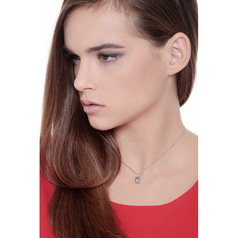 Collar de oro blanco de 18 quilates con diamantes y aguamarina ovalada