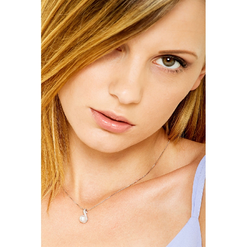 Collar en oro blanco de 18 quilates con diamantes y perla natural cultivada Collar en oro blanco de 18 quilates con diamantes y perla natural cultivada