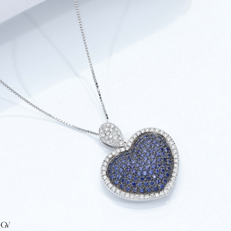 Collar con colgante corazón en oro blanco 18k y zafiros azules  Collar con colgante corazón en oro blanco 18k y zafiros azules