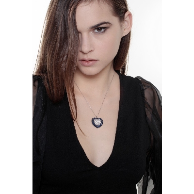 Collar en oro blanco 18k  corazón diamantes y zafiros azules 