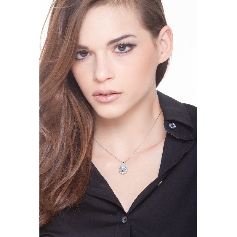 Collar en oro blanco 18k con una aguamarina y diamantes Collar en oro blanco 18k con una aguamarina y diamantes