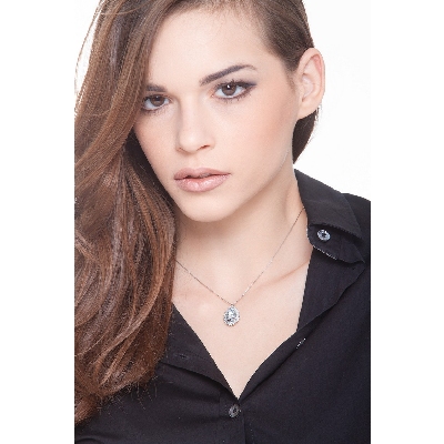 Collar en oro blanco 18k con una aguamarina y diamantes