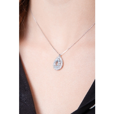 Collar en oro blanco 18k con una aguamarina y diamantes