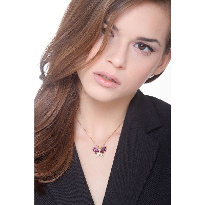 Collar con colgante mariposa en oro rosa con diamantes y rubíes