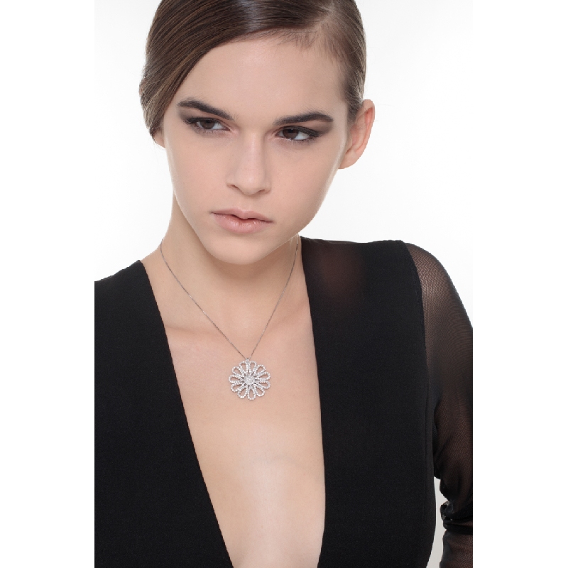 Collar en oro blanco 18k con una delicada flor engastada con diamantes Collar en oro blanco 18k con una delicada flor engastada con diamantes