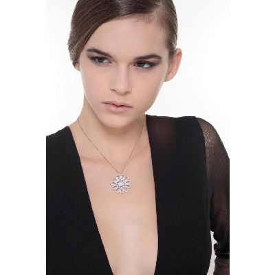 Collar en oro blanco 18k con una delicada flor engastada con diamantes