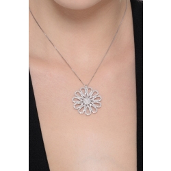 Collar en oro blanco 18k con una delicada flor engastada con diamantes 2