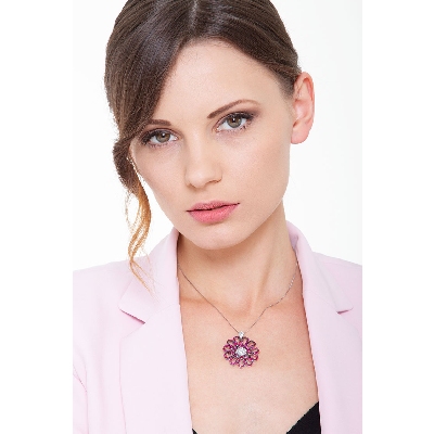 Collar mujer en oro blanco 18k con flor de rubíes y diamantes