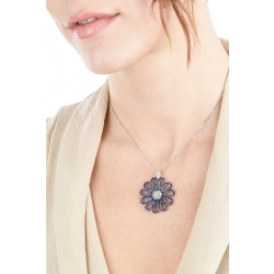 Collar en oro blanco 18k con flor de zafiros azules y diamantes 2