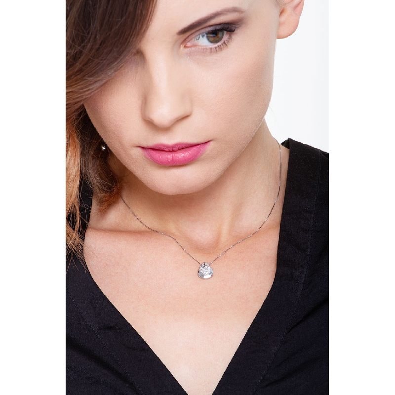 Cadena en oro blanco 18k con colgante gota de diamantes