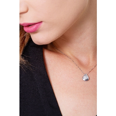 Cadena en oro blanco 18k con colgante gota de diamantes