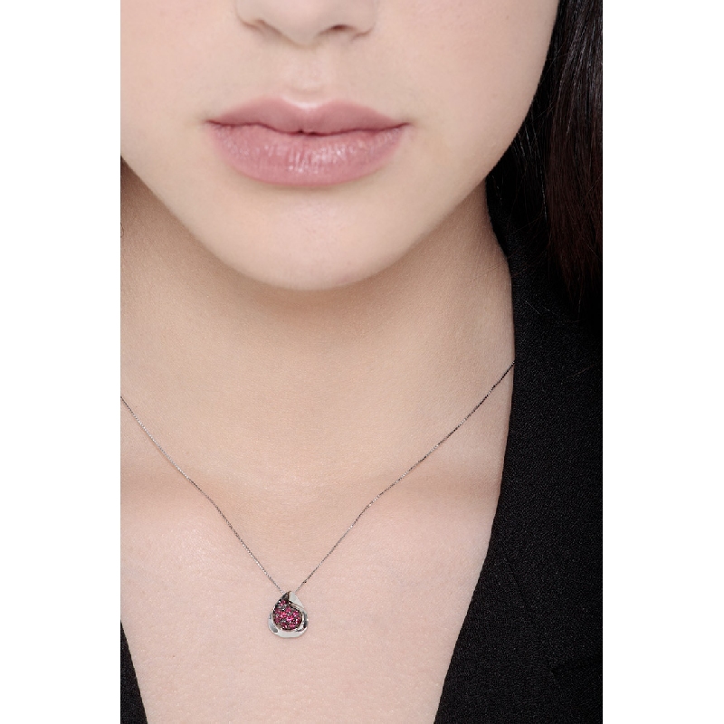 Cadena en oro blanco 18k con colgante gota de rubíes